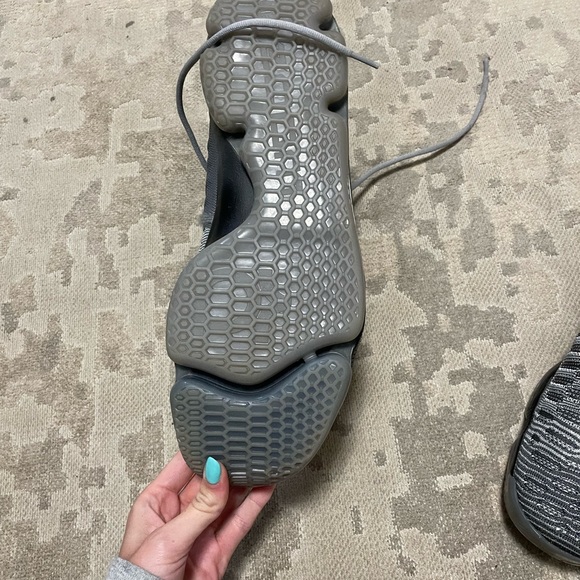 NEVER USED BASKETBALL NIKE SNEAKERS - Picture 3 of 4